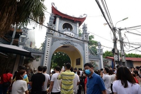 ha noi nguoi dan do xo lam le truoc phu tay ho bat chap lenh cam tu tap dong nguoi