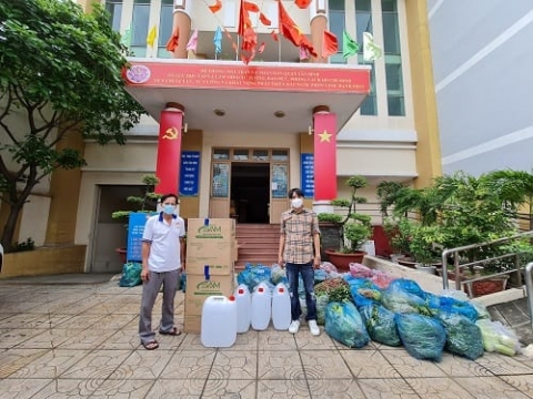 nhom thien nguyen cung tap chi lang nghe viet nam ho tro trang thiet bi y te den luc luong phong chong dich covid 19