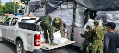 quan 8 quan doi ganh vac nhiem vu cham lo doi song nguoi dan day lui dai dich