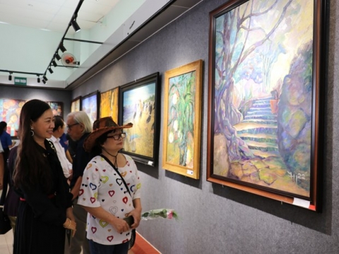 trien lam my thuat khu vuc dong nam bo gioi thieu net van hoa dac trung cua cac dan toc trong khu vuc