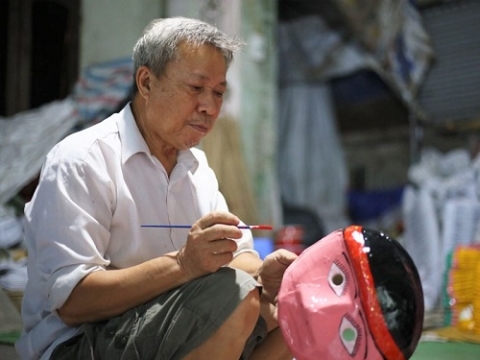 lang nghe san xuat do choi trung thu ong hao gin giu gia tri van hoa truyen thong