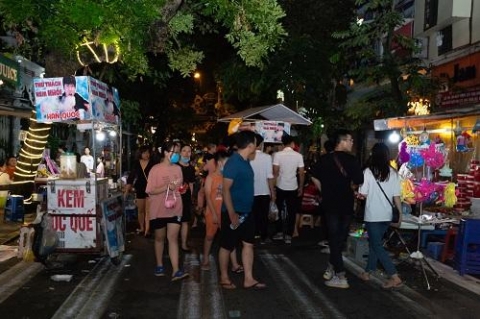 ha noi rac thai tran lan tren pho co sau dem trung thu