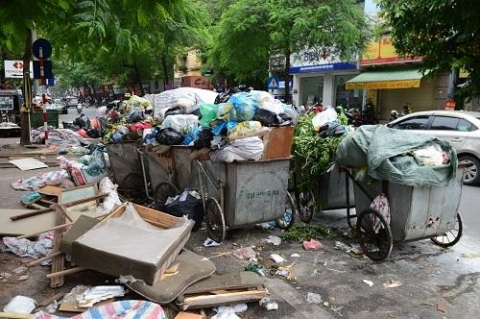 ha noi nguoi dan dung chan xe vao bai rac nam son
