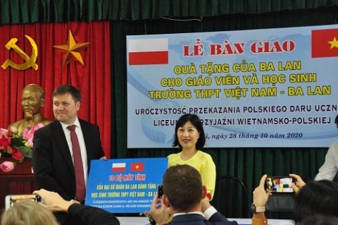 dai su quan ba lan trao thiet bi ho tro day hoc cho truong trung hoc pho thong viet nam ba lan