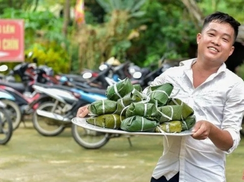 nguoi dan thanh hoa goi hon 2000 chiec banh chung gui ve tam lu nghe an