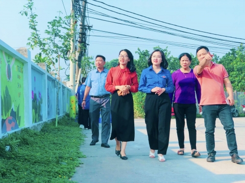 doan thanh nien lam dep que huong bang cong trinh tranh tuong bich hoa