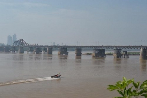 ha noi truc vot thanh cong qua bom dai 2m o chan cau long bien