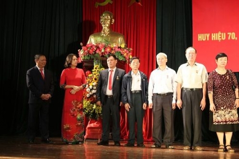 quan uy hai ba trung ha noi trao huy hieu dang cho cac dang vien dot 7112018