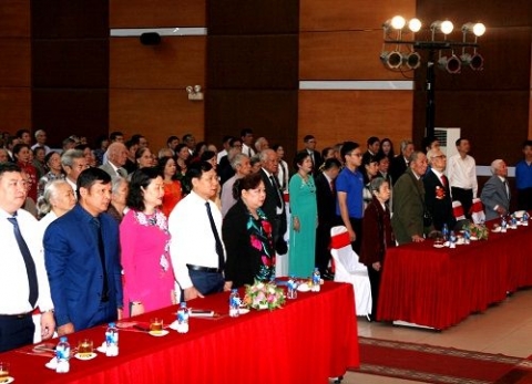 quan uy hai ba trung trao tang huy hieu dang cho cac dang vien lao thanh