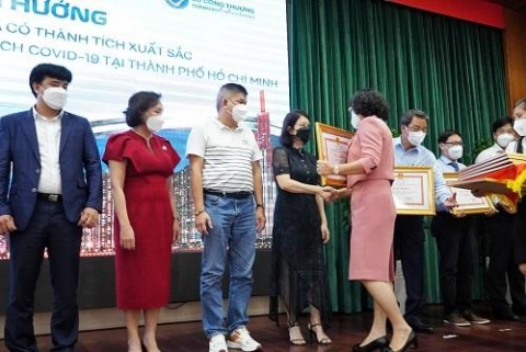 ubnd tp ho chi minh trao tang bang khen cho he thong sieu thi go big c tops market thanh vien cua tap doan central retail
