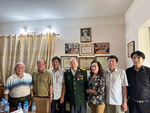 vpmn tap chi lang nghe viet nam tham tang qua cac cuu chien binh