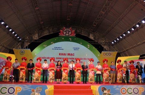 khai mac su kien gioi thieu quang ba san pham ocop gan voi van hoa mien trung va tay nguyen