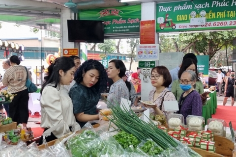 quan ba dinh ha noi khai truong them diem gioi thieu va ban san pham ocop