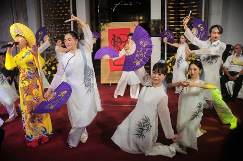 trinh dien thoi trang muon neo duong to mo man chuoi hoat dong van hoa tai pho co ha noi