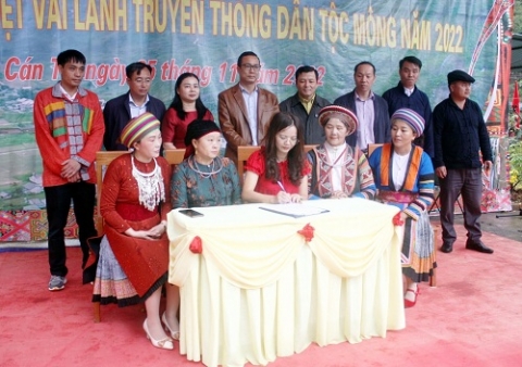 le hoi lang nghe theu det vai lanh truyen thong dan toc mong huyen quan ba nam 2022