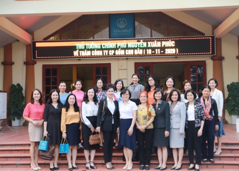 dai bieu dien dan viet my tim hieu ban sac van hoa viet qua gom chu dau