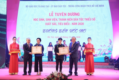 vung dtts va mien nui ngay cang co them nhieu hoc sinh sinh vien thanh nien xuat sac gop phan lam rang danh que huong dat nuoc