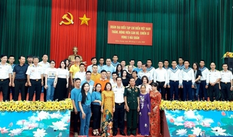 tap chi bien viet nam mang tet som den voi can bo chien si hai quan va nhan dan o tay nam