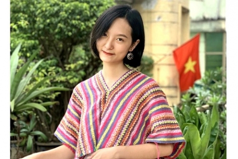 co gai nuoi nghe tho cam tu nguyen lieu tai che