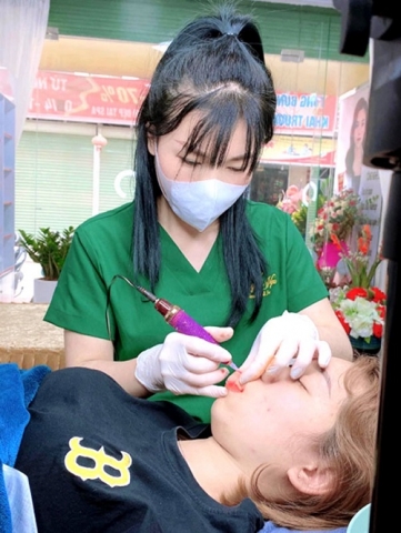 co gai 9x thanh cong voi nghe phun xam tham my