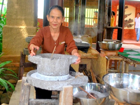 nhung phu nu gan bo voi nghe che bien my quang phu chiem