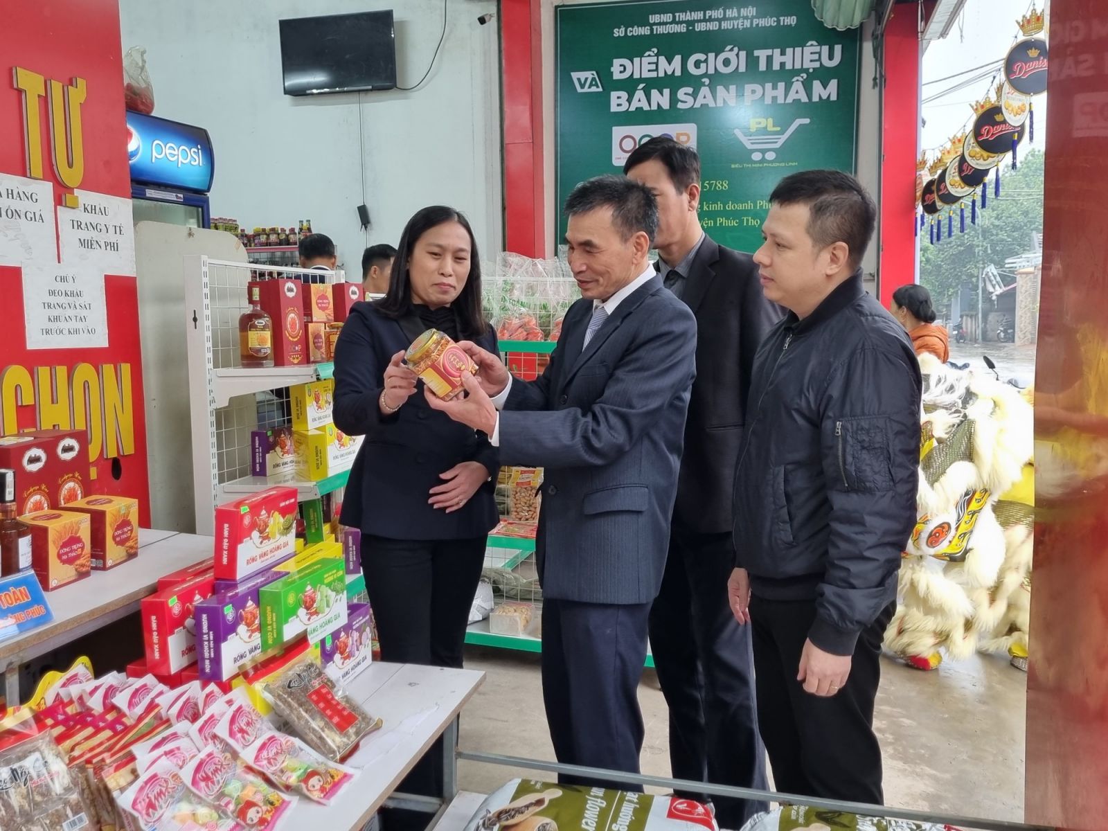 huyện Phúc Thọ giới thiệu đến người dân và du khách những sản phẩm OCOP đặc trưng. Ảnh: VGP