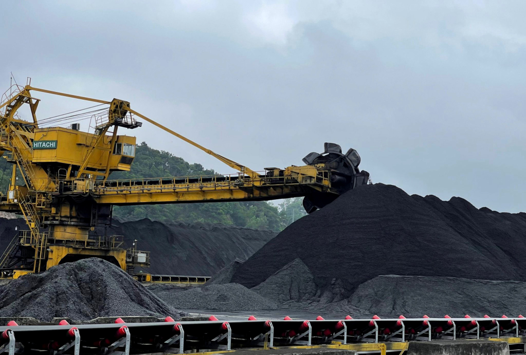 TKV thu nộp NSNN trên địa bàn tỉnh trên 14.000 tỷ đồng, chiếm 33% tổng thu NSNN cả tỉnh. Trong ảnh: Sản xuất than tại Công ty Tuyển than Cửa Ông