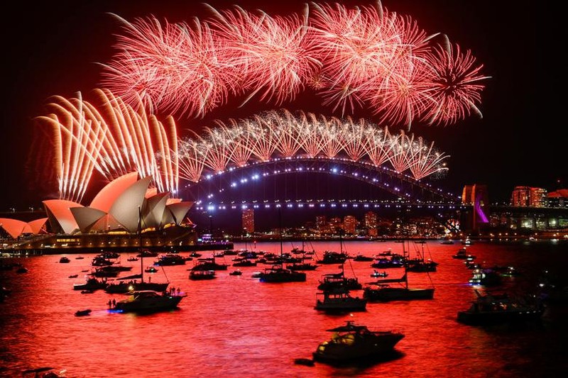 Màn pháo hoa đặc sắc trên Cảng Sydney trong đêm Giao thừa 2022. (Ảnh: Reuters)