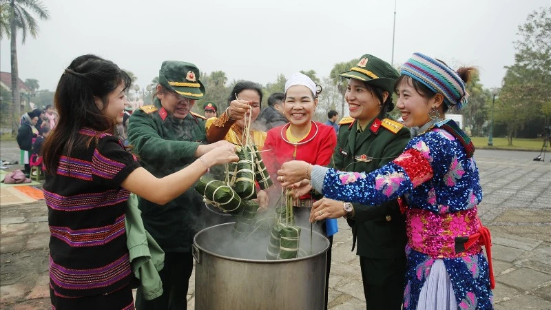 Gói bánh chưng tặng người nghèo ăn Tết Gói bánh chưng tặng người nghèo ăn Tết