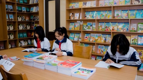 bac giang trao tang hai tu sach dang thuy tram cho huyen tan yen