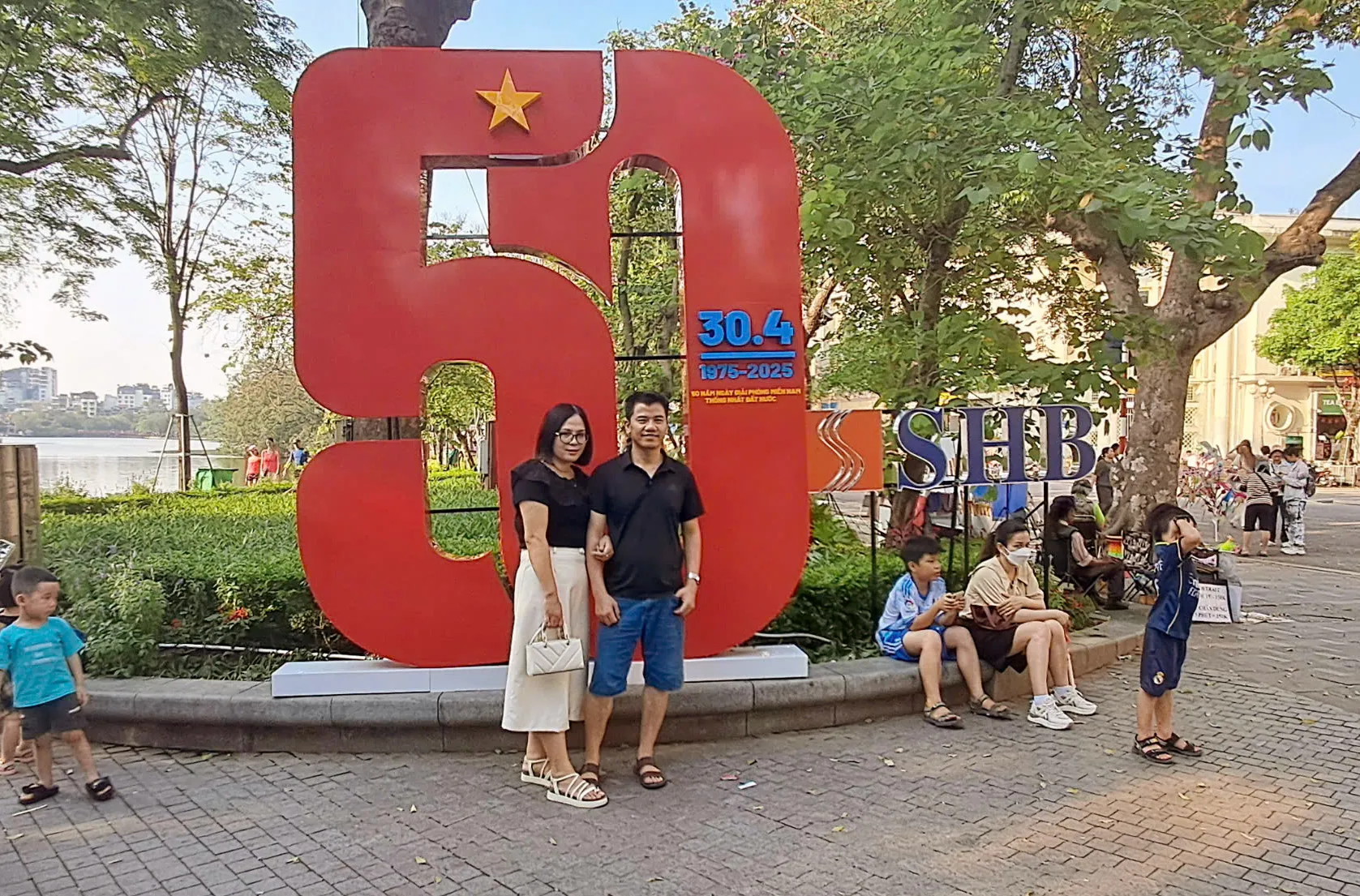 ha noi don 875000 luot khach trong ky nghi le 304 15