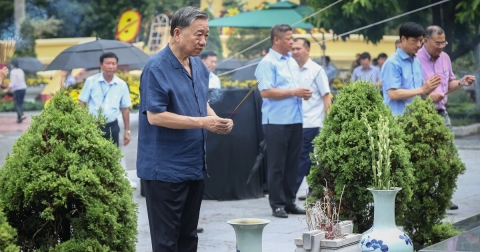 Chủ tịch nước Tô Lâm kiểm tra nơi yên nghỉ của Tổng Bí thư Nguyễn Phú Trọng