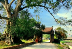 Cổng làng trong lòng phố