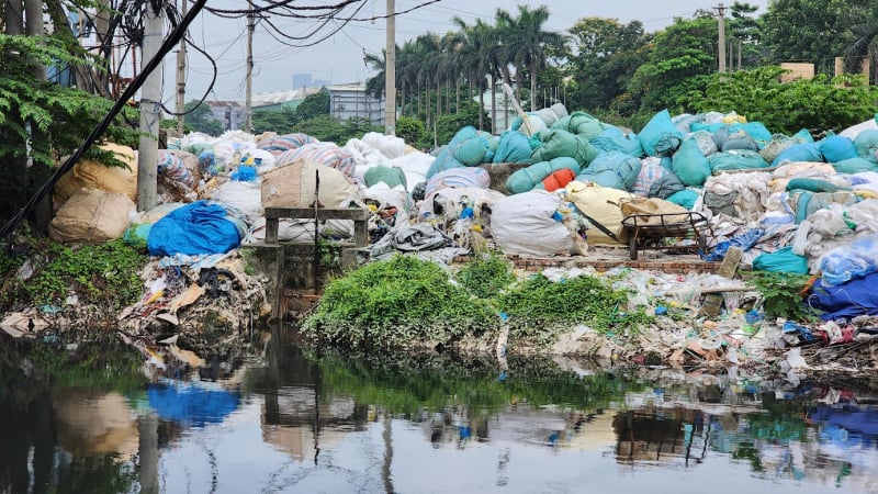 Kinh hoàng những núi rác khổng lồ ở những làng nghề tái chế lâu đời của tỉnh Hưng Yên