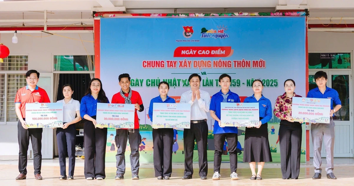 Sôi nổi Ngày hoạt động cao điểm ‘Tình nguyện chung tay xây dựng nông thôn mới’