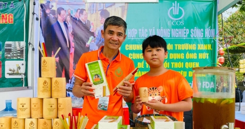 anh nong dan ho bien rau cu thanh ong hut than thien voi moi truong