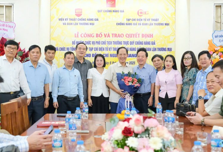 Lễ công bố và trao quyết định bổ nhiệm chức vụ Phó Chủ tịch thường trực Hội đồng Quản lý Quỹ Chống hàng giả và Tổng biên tập Tạp chí Điện tử Kỹ thuật Chống hàng giả và Gian lận thương mại