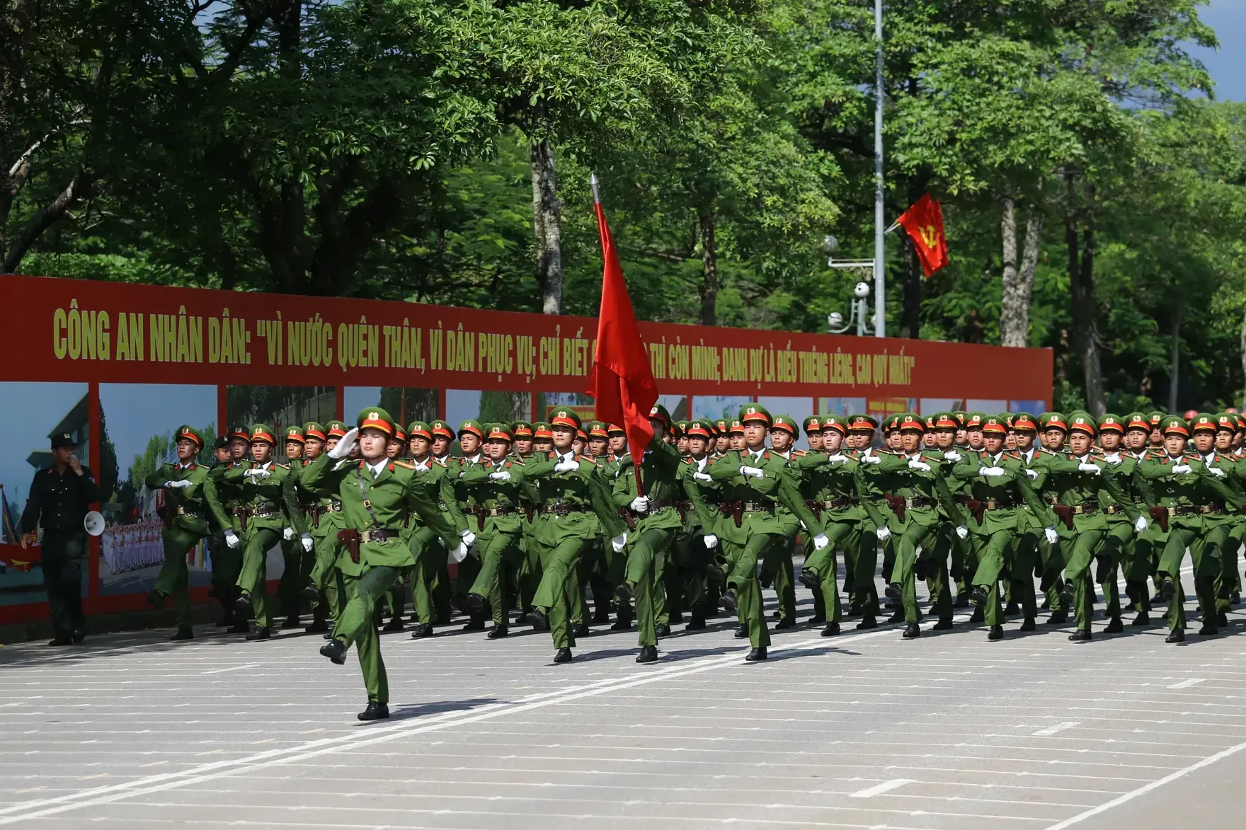 mai tu hao ve thanh bao kiem sac ben la chan thep vung chac bao ve dang nha nuoc va nhan dan