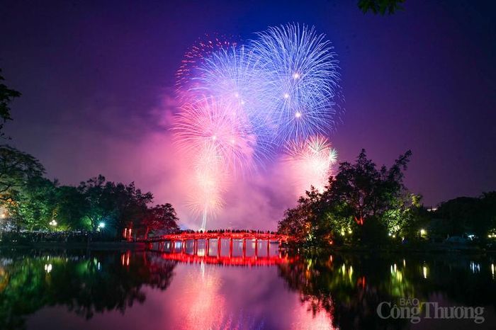 Pháo hoa rực sáng bầu trời Hà Nội mừng Quốc khánh 2-9