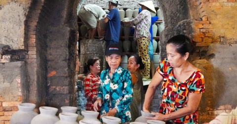 Những đôi tay giữ lửa ở làng gốm đỏ bên bờ sông Cửu Long