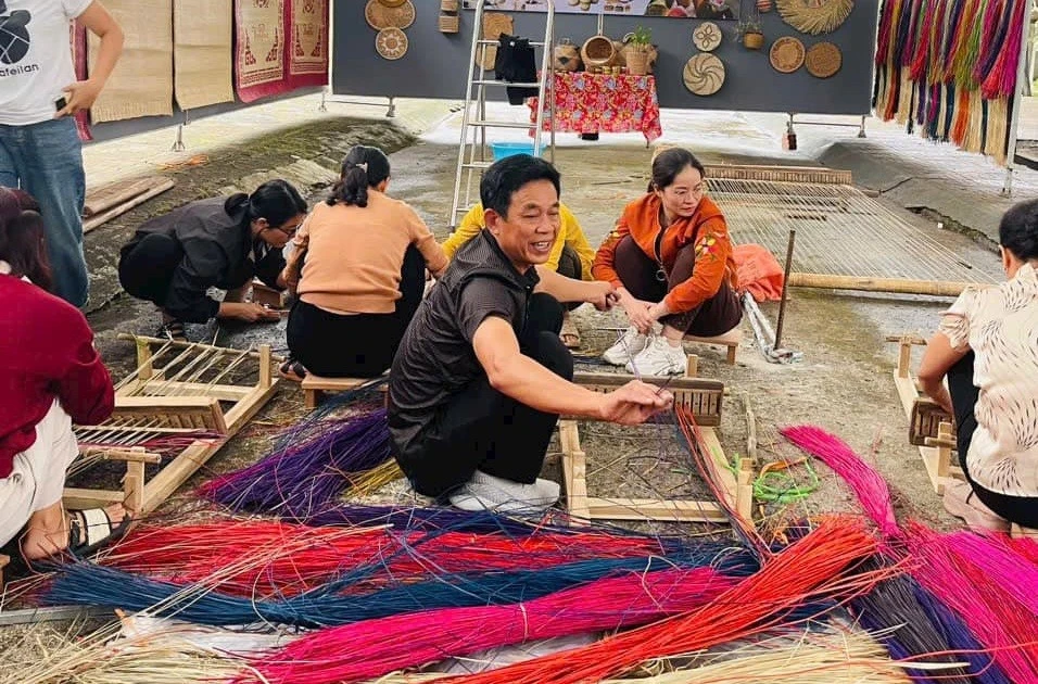 Trưng bày nghề thủ công truyền thống tỉnh Ninh Bình