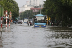 Nhiều tuyến đường ở Hà Nội vẫn "mênh mông biển nước", tài xế phải bất lực quay đầu